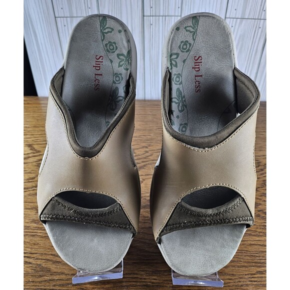 Womens Low Wedge Non Slip Beige Sandals Faux Leather Size 7 New in Box - Picture 1 of 6